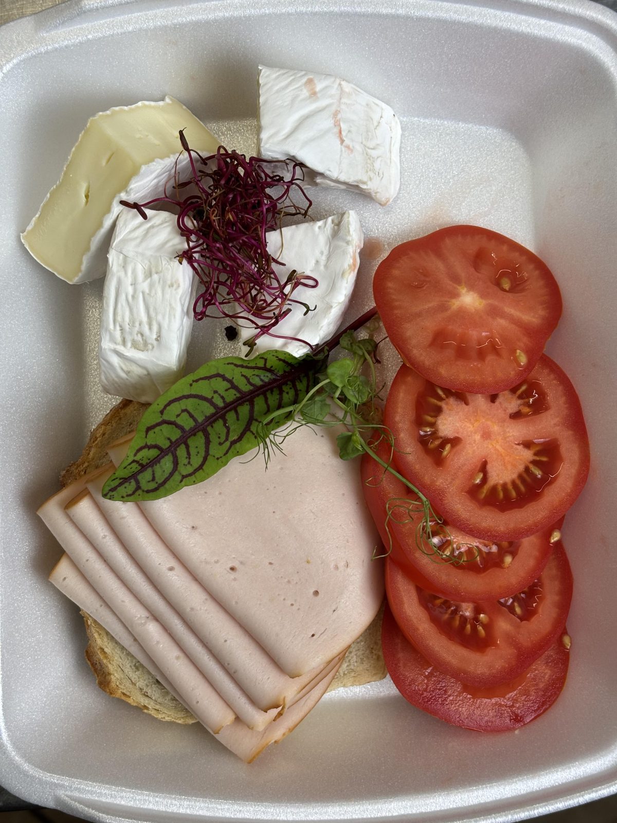 Hidegtál: felvágott, camembert és paradicsom