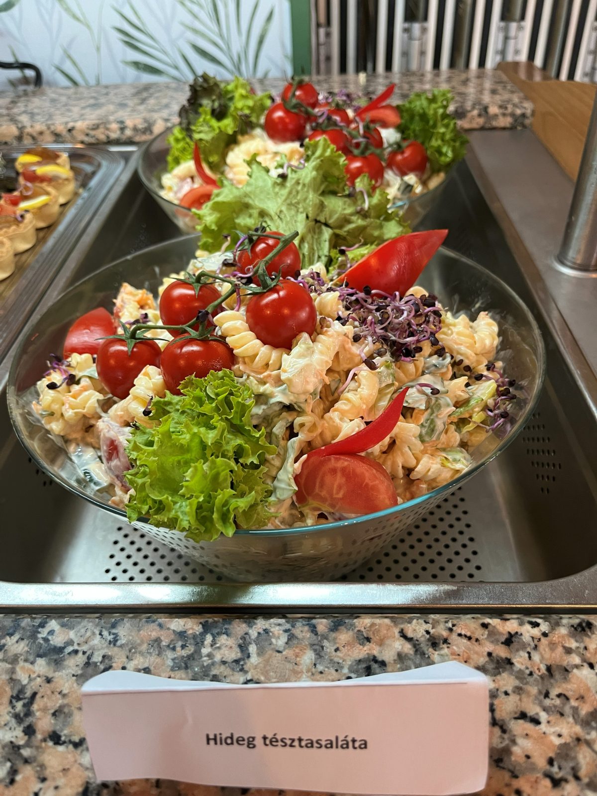 Friss salátabár szezonális zöldségekkel